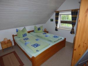 Una cama o camas en una habitación de Ferienhaus-Natur-Erholung-Pur-Mecklenburgische-Seenplatte-zwischen-Mueritz-und-Ostsee