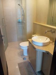 Ένα μπάνιο στο Apartment Setiabudi Skygarden