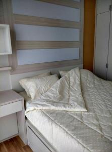 Ένα ή περισσότερα κρεβάτια σε δωμάτιο στο Apartment Setiabudi Skygarden