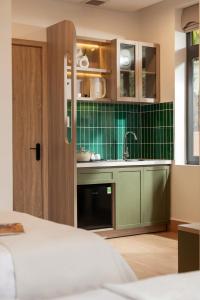 ダラットにあるAlmira Home Da Latの緑のタイル張りの壁、シンク付きのキッチン +121枚の写真