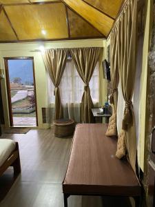 Smoky Falls Resort في Jāmb: غرفة نوم بسرير ونافذة مع ستائر