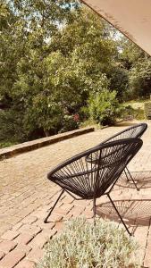 eine schwarze Bank auf einer Backsteinterrasse in der Unterkunft Wohnung im Landhaus - mit Terasse & Bachlauf in Trösel