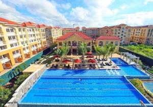 an overhead view of a swimming pool at a resort at San Remo Oasis Cebu City U2331 in Cebu City