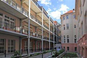 バーデン・バーデンにあるBatschari Palais Baden-Badenのバルコニー付きのアパートメントビルが並びます。