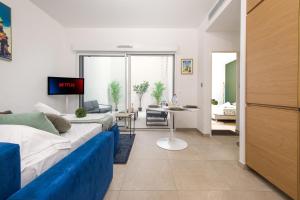 TV a/nebo společenská místnost v ubytování Appartement neuf - Patio intérieur - Parking - EF