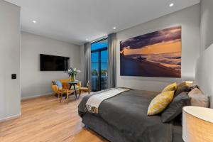 Μια τηλεόραση ή/και κέντρο ψυχαγωγίας στο ocean12 Guesthouse Sunset Beach