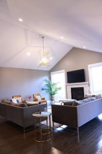 TV a/nebo společenská místnost v ubytování Bradford Place Main Level, 3BR Private Floor with Kitchen