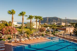Blick auf den Pool im Resort in der Unterkunft Zeus Hotel in Kefalos