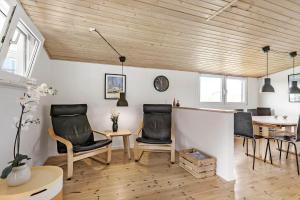 a living room with a table and chairs and a desk at LK1802-Lokken-Septembervej-2-b in Løkken