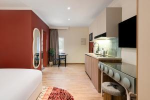 une chambre d'hôtel avec une cuisine et un salon dans l'établissement Brassbell l Zamalek l Daoud Studios Villa D, au Caire 50 autres photos