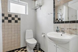un bagno bianco con lavandino e WC di LK2106-Lokken-Norgesvej-18 a Løkken Altre 12 foto
