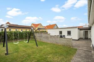 un'altalena in un cortile con case di LK2106-Lokken-Norgesvej-18 a Løkken