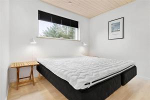Postel nebo postele na pokoji v ubytování LK1227-Lokken-Augustvej-7