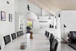 Kuchyň nebo kuchyňský kout v ubytování LK1227-Lokken-Augustvej-7