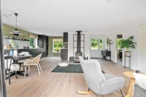 Posezení v ubytování Stylish 2BR Retreat with Sauna & Large Terrace