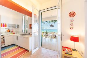 Η κουζίνα ή μικρή κουζίνα στο La Bougainvillea casa vacanze