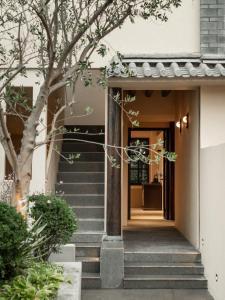 a home with stairs leading to the front door at Dali Zhi'an Hotel in Dali Ancient Town