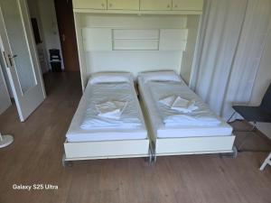 Ένα ή περισσότερα κρεβάτια σε δωμάτιο στο PEMATRA Ferienwohnungen Ostseestrasse 2