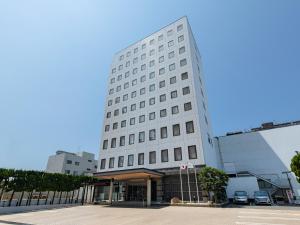 un edificio blanco con muchas ventanas en Onomichi Kokusai Hotel, en Onomichi