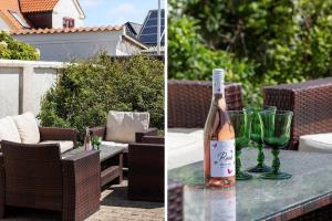 una bottiglia di vino seduta su un tavolo con un bicchiere di LK551-Lokken-Houmannsvej-17 a Løkken