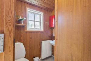un bagno con wc e finestra di LK1848-Lokken-Soren-Madsens-Vej-13 a Løkken Altre 13 foto