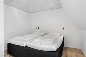 Postel nebo postele na pokoji v ubytování LK683-Lokken-Sdr-Strandvej-5-B-1-sal