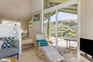 a living room with a couch and a tv at LK1985-Lokken-Monasvej-24 in Løkken