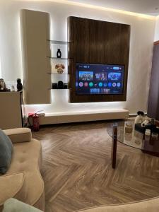 شقه فاخره تتكون من غرفه وصاله في حفر الباطن: غرفة معيشة مع تلفزيون بشاشة مسطحة كبيرة