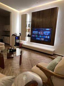 شقه فاخره تتكون من غرفه وصاله في حفر الباطن: غرفة معيشة مع تلفزيون بشاشة مسطحة كبيرة