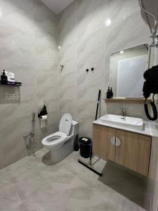 شقه فاخره تتكون من غرفه وصاله في حفر الباطن: حمام مع مرحاض ومغسلة ومرآة