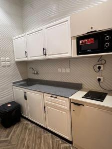 شقه فاخره تتكون من غرفه وصاله في حفر الباطن: مطبخ بدولاب أبيض وميكرويف أسود