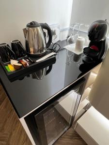 شقه فاخره تتكون من غرفه وصاله في حفر الباطن: طاولة مطبخ مع صينية من القدور والمقالي +صورتان