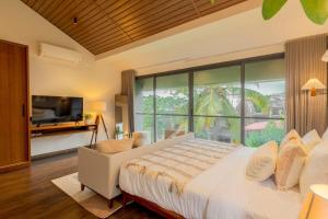 Televisyen dan/atau pusat hiburan di CASA VASU VILLA private Pool Jacuzzi Caretaker
