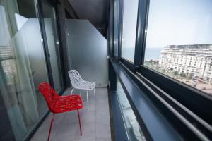 Ban công/sân hiên tại Elegant Apartment with Sea View in Alliance Palace