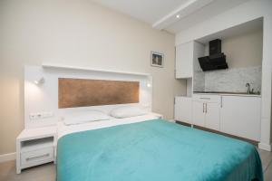 Giường trong phòng chung tại Elegant Apartment with Sea View in Alliance Palace