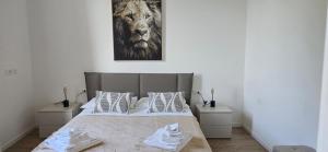 1 dormitorio con 1 cama con una foto de león en la pared en Essenza Home, Design alle porte della città, en Trieste