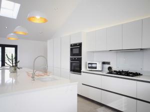 Η κουζίνα ή μικρή κουζίνα στο Luxury Property with Stunning View - Pass the Keys