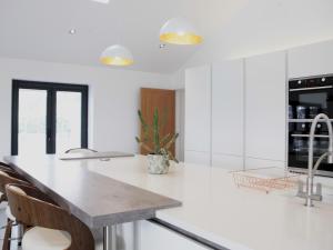 Η κουζίνα ή μικρή κουζίνα στο Luxury Property with Stunning View - Pass the Keys +22 φωτογραφίες