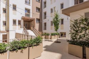 a courtyard in an apartment building with plants at Binda 21-2F charme moderno Navigli - Vesta in Milan