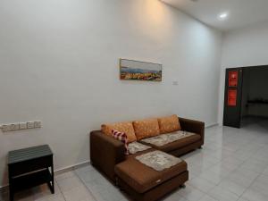 居銮Aii Minsu的客厅里有一张沙发和一张桌子。