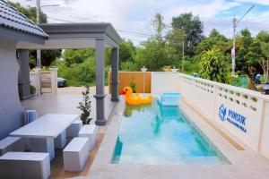 a pool with a rubber duck in a backyard at Punsuk Poolvilla in Suan Lang