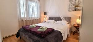 een slaapkamer met een bed met twee handdoeken erop bij Apartment 5237-1 in Batalaži +25 foto's