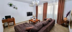 een woonkamer met een bank en een tafel bij Apartment 5237-1 in Batalaži