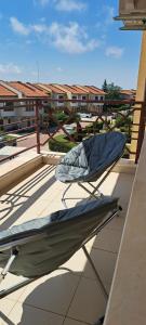 una silla en la parte superior de un balcón en Lighthouse GbA 304, en Balchik 11 fotos más