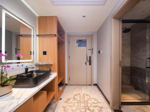 Η κουζίνα ή μικρή κουζίνα στο Bohan Shenhua Riverside Resort Hotel