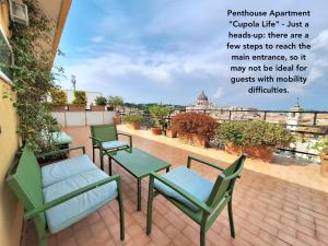 een patio met stoelen en tafels en uitzicht op de stad bij Delmirani's Book Apartments - Vatican View in Rome +162 foto's