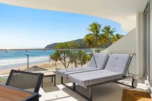 ヌーサヘッズにあるLa Mer Apartmentsのビーチの景色を望むバルコニー(ソファ付)