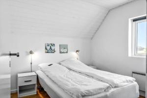 una camera da letto bianca con un letto e una finestra di 159-Harboore-Alkajavej-6 a Harboør Altre 17 foto