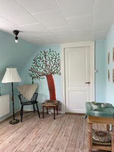 Habitación con un mural en la pared en TroldeSlottet, en Rudkøbing