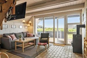 un soggiorno con un divano e un tavolo di 300-Harboore-Fourmivej-29 a Harboør